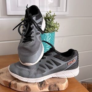 FILA Running Shoe youth US size 3.5 , grey, black & white, excellent condition